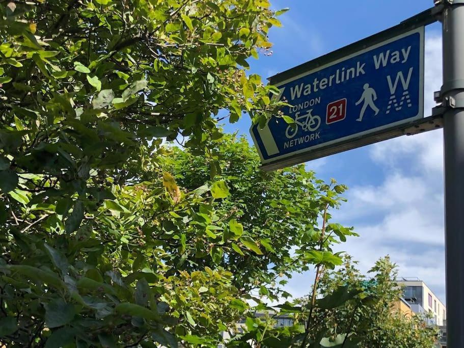Morden Flat Close To Dlr Station With Free Parking London Exterior photo