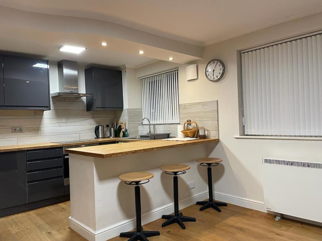 Morden Flat Close To Dlr Station With Free Parking London Exterior photo
